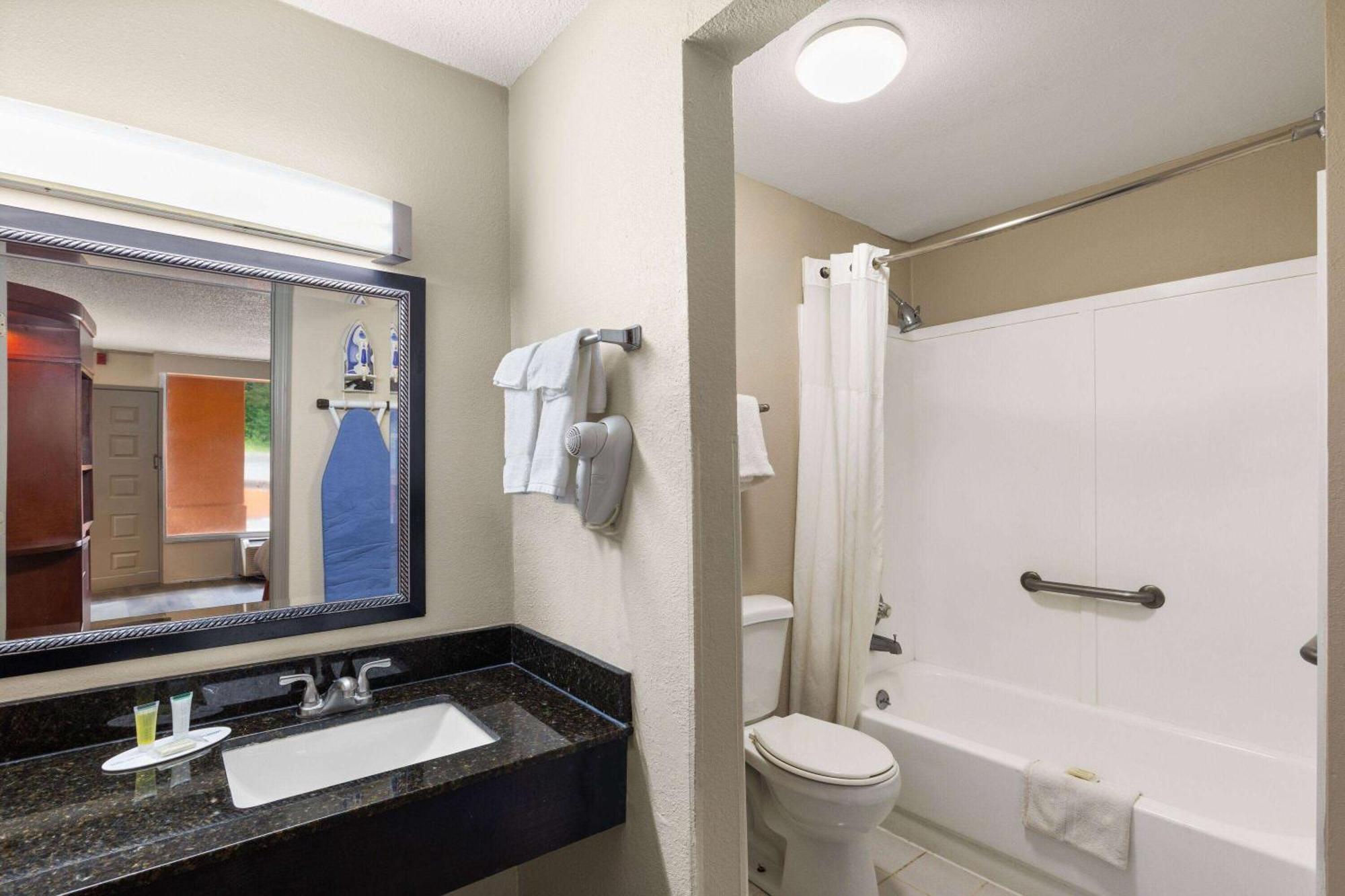 Days Inn By Wyndham Knoxville East Εξωτερικό φωτογραφία