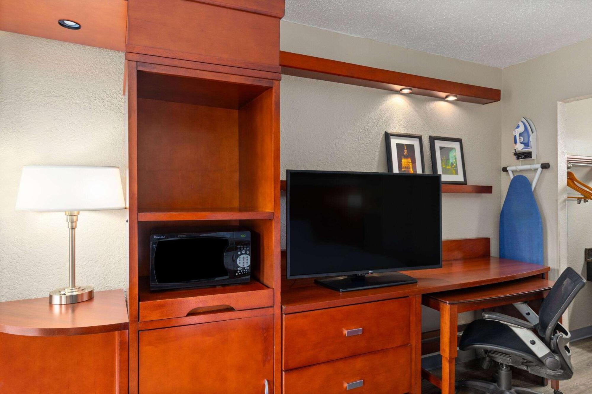 Days Inn By Wyndham Knoxville East Εξωτερικό φωτογραφία