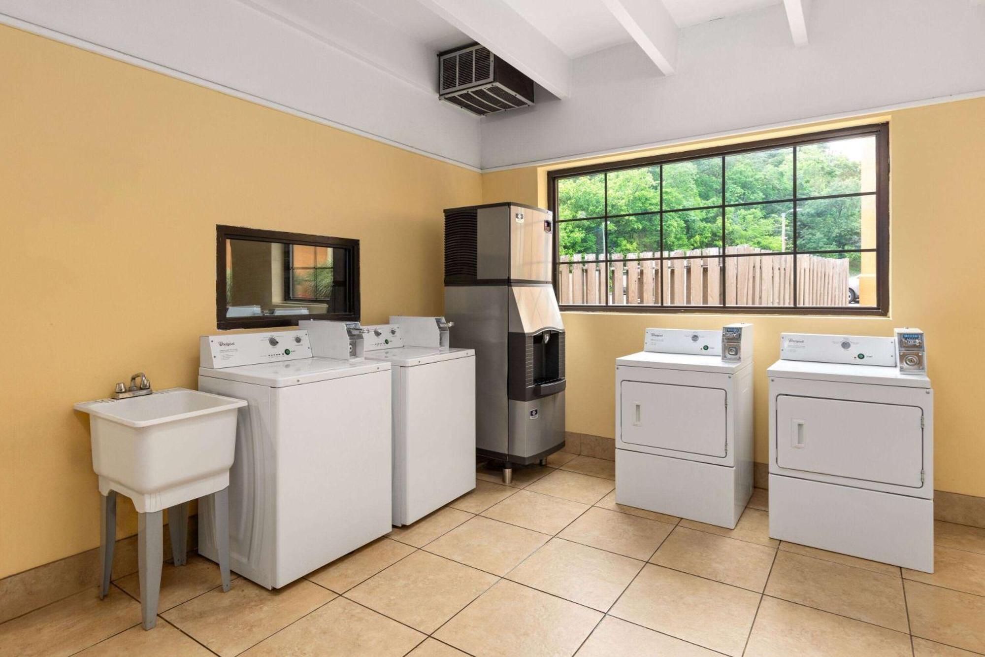 Days Inn By Wyndham Knoxville East Εξωτερικό φωτογραφία