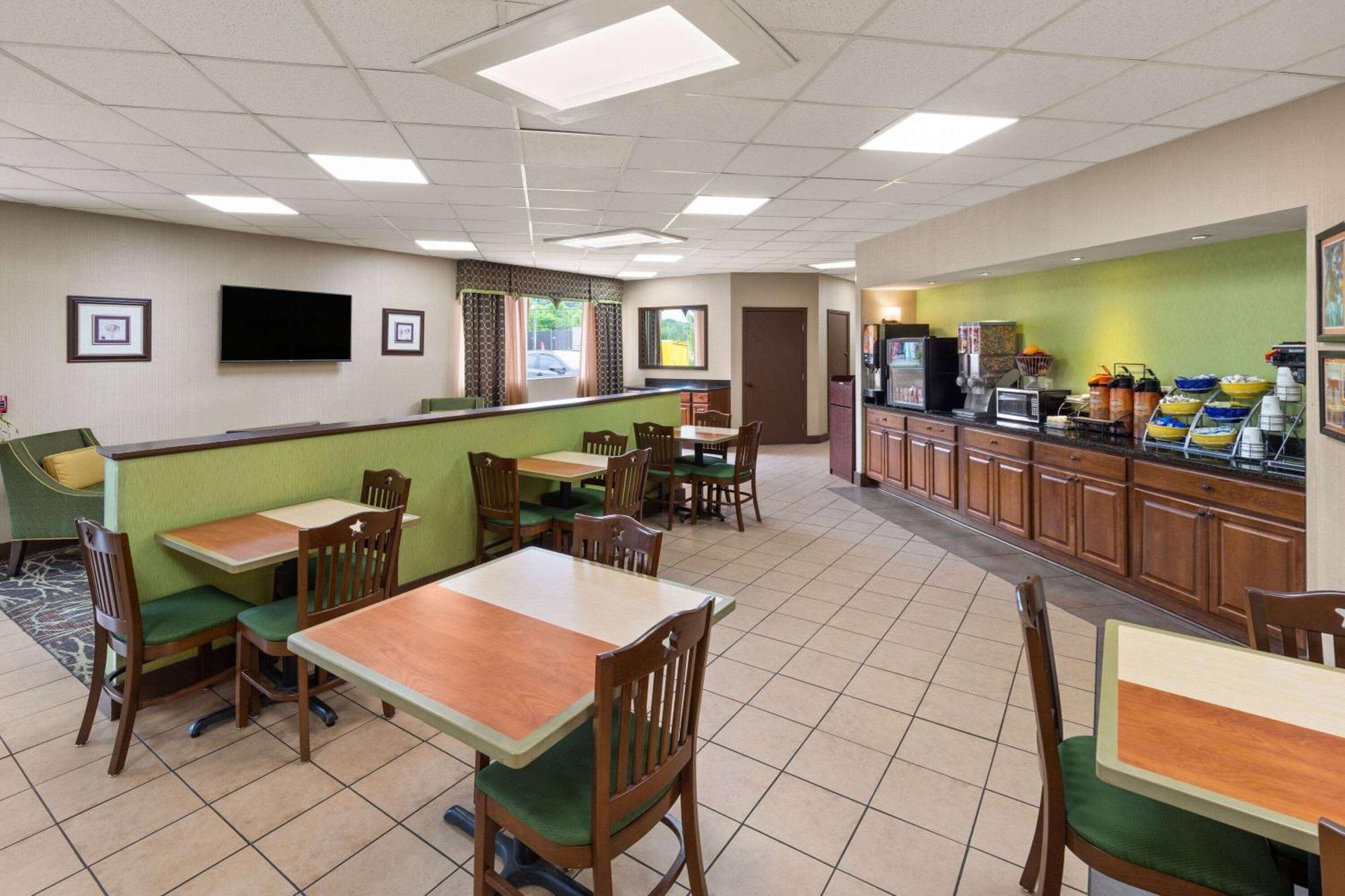 Days Inn By Wyndham Knoxville East Εξωτερικό φωτογραφία
